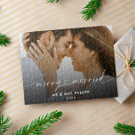 God jul och Married Heart-skript - foto Pussel<br><div class="desc">Ett modernt, minimalt, elegant- och snyggt julpussel för den nya Mr. och Mrs. Med en rolig och gift hjärtmanusskript kalligrafbokstäver med ett vackert foto av det nya paret under täckningen. Du kan anpassa fotot och text. Fotot visar ett romantiskt foto av ett par som är vänt mot varandra med bruden...</div>