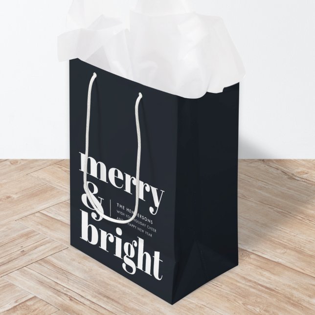 God jul och Trendig i svartvitt (Add a cheerful twist to your Christmas gifts with this bold red Merry & Bright present bag)
