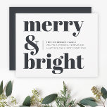 God jul och Trendig i svartvitt Julkort<br><div class="desc">Ett modernt platta Julhälsningar kort i snyggt med ett fet återtypografiskt citat "merry & bright" i svart på vit bakgrund med en kompletterande funktion färg på motsatt sida. Hälsning,  budskap och namn kan enkelt anpassas till kostym egna behov. En roligt för trendiget som utmärker den här julhelgen!</div>