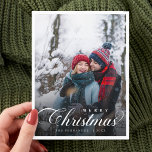 God jul par foto Modern skript Vykort<br><div class="desc">Med det God jul par Photo Modern Script-vykortet visas ditt favoritpars foto på ett snyggt, elegant-skript som lägger till en personlig och hjärtfull beröring till dina semesterhälsningar. Den moderna men enkla utformningen fångar säsongens glädje, och det är helt anpassade att spegla stil - ta dig när som helst om du...</div>