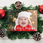 God jul Personlig White Script Photo Julkort<br><div class="desc">Ett platt bildkort av elegant God jul med vackra kursiva skript i vitt. De här moderna fotokorten i helgdag har en fantastisk typografi och din anpassningsbar över fullt utfall bild i vitt överst. Perfekt för att fira ett leende baby eller lycklig barn.</div>