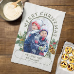 God jul Photo Holly och Gräs Personlig Kökshandduk<br><div class="desc">Charming christmas-fotokökshandduk för din helgdag hemdekan eller säsong fotogåva. Anpassa efter mormor eller anpassa ordalydelsen efter vem du vill. Dina foton visas i formatet 16:9 porträtt och fotomallen visningar dem automatiskt i en valformad,  rundad stöteform. Bläddra i min samling med rundade Lozenge Photo Collage för mer design och presentidéer.</div>