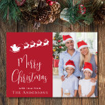 God jul Photo Santa Julkort<br><div class="desc">Festivt rött helgdag med ditt foto,  en vit silhuett av renar som flyger jultomts sligh,  "God jul" i ett vitt skript i snyggten och ditt namn i vanlig modern vit typografi.</div>