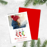 God jul Photo Watercolor Stockings Julkort<br><div class="desc">Den här designen har ett god jul-fotokort,  med vattenfärgslager,  en fotomall,  med en söt vintage stil,  ett enkelt minimalistiskt och ett elegant-penselskript,  med elegant trendig,  rött och grönt stil,  en färgstark roligt,  helgdag fotokort.</div>