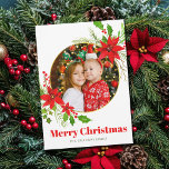 God jul Poinsettia Festive Family Photo Julkort<br><div class="desc">En vacker röd poinsettia-blommigt med holly löv omger ditt foto över God jul. Ljusa och glada barn fotograferar helgdagskort med söt blommor och löv som skapar överst och grund gräns på baksidan.</div>