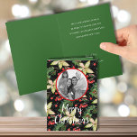 God jul Poinsettias Foldad Helgdag Photo Kort<br><div class="desc">Du favoritfotot på en bakgrund av vita poinsettias,  löv och bär på svart visas på dessa veckade julhälsningskort för helgdag. *TIP: Skörd fotot till en kvadrat innan du laddar upp det för bästa placering. MATCHING-objekt i vår butik.</div>