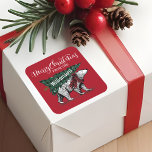 God jul Polar Bear Träd Delivery Family Fyrkantigt Klistermärke<br><div class="desc">Fira den magiska och festliga julhelgen med våra helgdag. Utformningen "God jul" som visas i en vit manustypografi tillsammans med vår handritade vintage som etsas in i stil polar är ett exempel på hur polarna bär med sig en ny skärning av utskuren grönt Julgran på baksidan. Polarnas björn bär varm...</div>