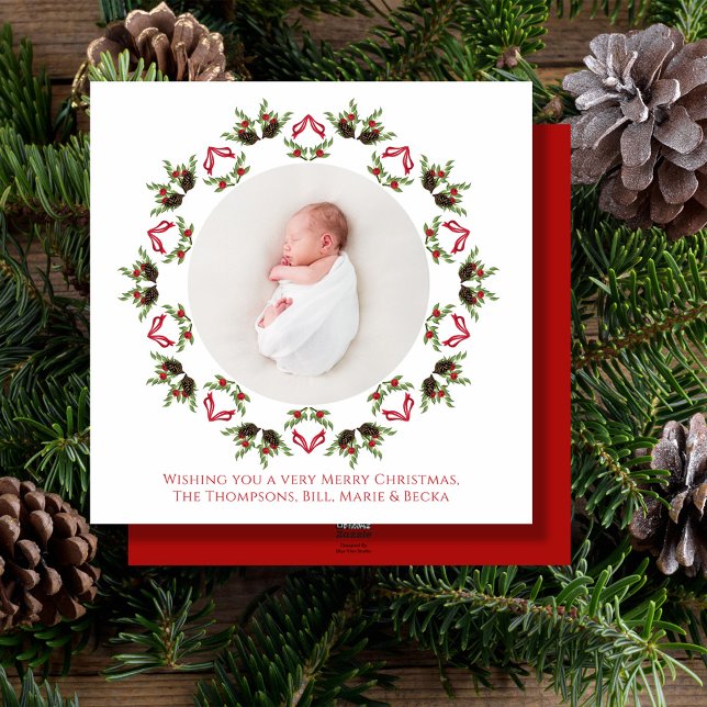 God jul Red Calligraphy One Photo Julkort (Christmas holiday greenery and pine cones wreath mandala design square photo card. )