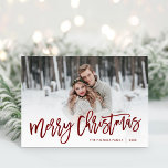 God jul Red Script Photo Overlay Helgkort<br><div class="desc">Prisvärda anpassningsbar tryckte ut julfotokort med enkla mallar för anpassning. Den här snyggten har en modern design med burgundröd skripttypografi i God jul överlagrad på ditt utfallsfoto i fullt. Anpassa den med dina foton, din familj namn, året eller annan anpassningsbar. Mappade gratulationskort är tomma inuti. Använda designen verktyg om du...</div>