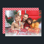 God jul Red Script Photo Overlay Julkort<br><div class="desc">Helgdag fotohälsningskort i chic har "God jul" i ett modernt,  vackert skript med rullningsdetaljer i Red. Rött diagonalt rand lägger till intresse på baksidan av kortet - användan "anpassa det" om du vill redigera den röda bakgrunden färg.</div>