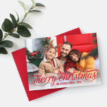 God jul Red Script Photo Overlay Julkort<br><div class="desc">Helgdag fotohälsningskort i chic har "God jul" i ett modernt,  vackert skript med rullningsdetaljer i Red. Rött diagonalt rand lägger till intresse på baksidan av kortet - användan "anpassa det" om du vill redigera den röda bakgrunden färg.</div>
