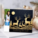 God jul Reindeer Family Photo Julkort<br><div class="desc">Njut av att skicka ut en vacker familj renar som står på backe i skogen tittar vid himlar med stjärnor och måne. Fotomall på textmallarna längst bak och hälsning längst fram. Svart bakgrund.</div>