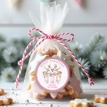 God jul Reindeer Personlig Namn Runt Klistermärke<br><div class="desc">God jul Rindeer Festive Modern Personlig Name Stickers har fektiva renar med rosa bows och blommigt accents med texten "God jul" i modernt kalligrafi för kalligrafi i rosa med personlig namn. Perfekt personlig-klistermärken till ställe på gåvor, kuvert, sälar och mer till jul och helgdagar för familj och vänner. Designad av...</div>