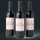 God jul Reindeer Personlig Namn Vinflaska Etikett<br><div class="desc">God jul renar Personlig Namn Festive Party Personlig Vin Etiketter för Namn har festiterrenar med rosa bows och blommigt accents med texten "God jul" i modern rosa-kalligrafi-skripttypografi med personlig namn. Perfektens personlig julklapp och helgdagar för familj och vänner. Designad av ©2024 Evco Helgdagars www.zazzle.com/store/evcoholidays</div>