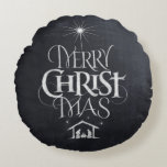God jul Religiösa Chalkboard Ntivity Rund Kudde<br><div class="desc">Fashionable and roligt chalkboard look. Vi säger "God jul, men ofta glömmer vi ursprung i ord. Den här originalhanden skrev användorna på sin unika utformning för att enkelt och elegant berätta om historien. Visa din CHRISTmas-anda. dekoration för perfekt och klassisk helgdag. Och när helgdagarna är över, så sväng det bara...</div>