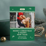 God jul Retro Grönt Photo Personlig<br><div class="desc">God jul Retro Grönt Photo Personlig Family Namn Modern julkort har ett favoritfoto med texten "God jul & Gott nytt år" i modern skripttypografi. Perfekt till jul att skicka till vänner och familj. PHOTO TIP: centrera dina foton innan du laddar upp dem till Zazzle. Designad av ©2024 Evco Studio www.zazzle.com/store/evcostudio...</div>