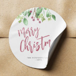 God jul röd skript, enkel modern elegant runt klistermärke<br><div class="desc">Modern snyggt God jul röd grönt handskriven typografi med ett enkelt presentmärke runt klistermärke med ditt namn som innehåller vattenfärg botaniskt grein och heliga bär.</div>