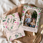 God jul  Rosa Botaniskt bågfoto 1 Julkort<br><div class="desc">Den här samlingen har vattenfärgsskarpa blommigtar för rosa,  bär och vintergröna med modern och elegant typografi,  med ett botaniskt mönster baksida på vintern.</div>