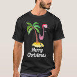 God jul Rosa Flamingo i Santa Hat T Shirt<br><div class="desc">Mörk färgad manar har slitit en långdragen skjorta med vita bokstäver som säger God jul. Designad med ett viskigt teckning av en rosa flamingo som bär en röd tomhatt. Stå på ett berg av strand med gult med grönt och brunt kokosnöt handflatan träd i ryggen. Tur- och roligt-tropiska former.</div>