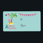 God jul Rosa Flamingo med  Träd Gift med Handflata Fraktsedel<br><div class="desc">Mjuka etiketter med en söt illustration av en rosa flamingo i en röd julhatt. Denna stora tropiska fågel står bredvid en grönt handflatan träd på en massa gult sand. En rosa buntbanderoll dekorerar etikettens överkant. Ett julgran-utkast i finare snabbt står bredvid texten God jul. Skriven i rosan färg i ett...</div>