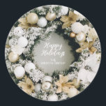 God jul runt klistermärke<br><div class="desc">Runddekal har en vacker gräs-krans som flockats i snö och som dekorerats med vita och guld Julgran-prydnadsämnen och blommor med hälsning och ditt namn eller företag namn i mitten. MATCHING-objekt i vår samling.</div>