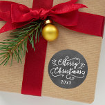 God jul Rustic Black Chalkboard-skript Runt Klistermärke<br><div class="desc">God jul-helgdag-fotoklistermärken har ett modernt,  vitt skript som täcker över med berry grenar,  anpassningsbar-årstext och en rustik,  svart krita med texturerad bakgrundsdesign.</div>