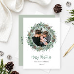 God jul Rustic Greenery Wandeine Photo to Julkort<br><div class="desc">Elegantens fotokortsdesign "God jul" i helgdag har en rustik chic runda andedräkt av vintern vattenfärgsgrej som utgör familjens bild och accentuerar den moderna grönten och grått-formuleringen av kol. Anpassa med ditt efternamn och året. Innehåller ytterligare ett meddelande med familjemedlemmen namn och ett bonuslandskapsfoto på baksidan av kortet. Färg för vit...</div>