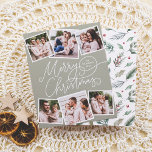 God jul Sage Grönt 6 Fotbudget<br><div class="desc">Sprid helgdag munter med det här charmerande grönten julbudgetfotokort! Framsidan har "God jul" i en lekfull, handskriven kalligrafi, med din familj namn och året inklämt i en av blommorna. Lägg till en personlig beröring med sex anpassningsbars bilder - tre överst och tre vid grund - i en roligt, något roterat...</div>