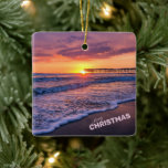 God jul San Diego Beach Pier Sunset Julgransprydnad Keramik<br><div class="desc">"God jul" Söt California Beach Pier Sunset (lila, orange, rosa)... Sol ligger i slutet av Crystal-piren, i Pacific Beach, San Diego, Kalifornien, USA, med en vacker skumvåg i förgrunden, och orange lila himlar reflekterar över blöten och oceanen vatten. Fotografiet är perfekt för både solnedgång älskare, strand älskare och pier älskare....</div>