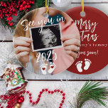 God jul ser dig i 2025 års fotogravid julgransprydnad keramik<br><div class="desc">Modern roligt att se dig i 2025 skript,  fotavtryck och röda hjärtan nyfödd bebis som förväntar sig att föräldrar håller God jul från mamma tummy Red träd ornament med anpassningsbarnas ultraljudfoto.</div>