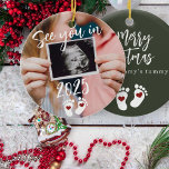 God jul ser dig i 2025 års fotogravid julgransprydnad keramik<br><div class="desc">Modern roligt att se dig i 2025 skript,  fotavtryck och röda hjärtan nyfödd bebis som förväntar sig att föräldrar håller God jul från mamma tummy mörk grönt träd ornament med ultraljudsfoto från anpassningsbarna.</div>