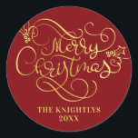 God jul-skript Faux Guld Din Färg Runt Klistermärke<br><div class="desc">Elegant personlig juldekaler med GOD JUL hälsning i ett elegant och modernt kalligrafskript typografi i faux metallic guld mot ditt val av bakgrund färg (visas i rött). ASSISTANS: Om du vill ha hjälp med designändringar eller anpassning, ändrar färg, överför designen till en annan produkt eller om du vill samordna objekt...</div>