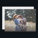 God jul Snö Photo Julkort<br><div class="desc">Fira helgdagarna med det här chicen julfotokortet med modernt skript och snöfall.</div>