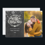 god jul Snöflingor Photo Boho Chalkboard Julkort<br><div class="desc">Sprid julglädjen med det här eleganten,  boho-fotokortet. Anpassa framsidan med din helgdag-meddelandefamilj namn,  årligt och speciellt foto på en kalkbrädesbakgrund. Den omvända funktionen har söt som faller i snöflingor på en matchande kritersbakgrund. Designad av Thisisnotme©</div>