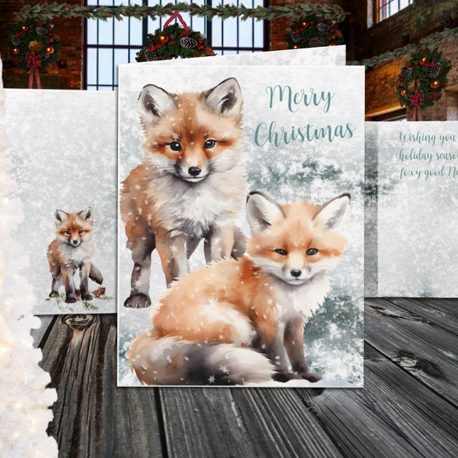 God jul Snowy Winter Red Fox Unge Helgkort (Merry Christmas Snowy Winter Red Fox Cubs Holiday Card available in two sizes, small size shown.)