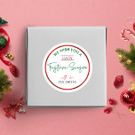 God jul Sticker Red Grönt Personlig Runt Klistermärke<br><div class="desc">Fyll i julklappar och paket med en personlig Glad helg-cirkel. Det här årstidsdekalet innehåller en modern helgdag för rött och grönt med typsnitt för snyggt och faux red foil-effekt,  perfekt till använda för jul,  Hanukkah eller nyår!</div>