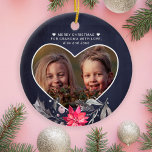 God jul till morma hjärtfoto söt julgransprydnad keramik<br><div class="desc">Blåblomma i heligan med säsong och rosa poinsettia blomma över en mörk vid midnatt,  med blå krita som bakgrund skapar en vacker keepsaké-prydnad för mormor-/farföräldrar.           Anpassa det med fotot inuti en hjärtform och med ditt namn/text!               Det kan göra en tankfull julklapp till dina nära och kära.</div>