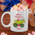 God jul tomten i damm med Elf, Rudolph Kaffemugg<br><div class="desc">Som har tomten,  en Elf och Rudolph i lastbil överflödigt med gåvor och polkagrisar.</div>