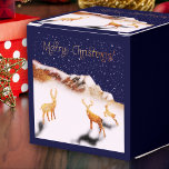 God jul - Trädammar och berg i snö Presentaskar<br><div class="desc">Fira säsongen med den här fantastiska presentlådan som lagts till med min Fantabuloustef-teckning. Med tre hjortar i en snöig julnattscen, som ligger nära ett träberg, är det ett riktigt vinterunderland. "God jul" är elegant skrivet i skuggande gyllene kalligrafi, som tillför en aning festiv magi. Perfekt för att du ska få...</div>