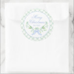 God jul Trellis och Swag med Blue Bow Runt Klistermärke<br><div class="desc">Den här chicen dekal har en årtusenårig juldesign med en blå och grönt sväva med blå båge med texten "God jul till dig". Bakgrunden har dekorationsblått och grönt trellis mönster.</div>