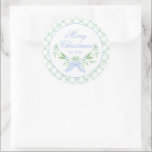 God jul Trellis och Swag med Blue Bow Runt Klistermärke<br><div class="desc">Den här chicen dekal har en årtusenårig juldesign med en blå och grönt sväva med blå båge med texten "God jul till dig". Bakgrunden har dekorationsblått och grönt trellis mönster.</div>