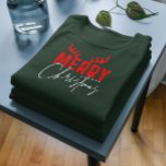 God jul Typografi Antlers T Shirt<br><div class="desc">Tur- och fetiv retro-typografi med en söt gnom med text-God jul med kantler om Merry. Röd och vit/</div>