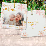 God jul Underbar Grandma Rosa Guld Photo Julgransprydnad Keramik<br><div class="desc">Anpassa den här elegantens julprydnad som en gåva till Underbar mormor (eller vem du vill) som en keepy för ett nyfödd bebis eller bara för att ett vackert foto. Mallen är inställd för att du ska kunna lägga till ditt favoritfoto, ditt namn och året. Fotot ramas med rosa och guld...</div>