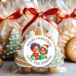 God jul | Vintage Little Elf Personlig Runt Klistermärke<br><div class="desc">Personlig,  små svarta lår i vintagen i vinterhatt. Cute grönt och stil med röd vintage-retro till ge får en nostalgisk känsla.</div>