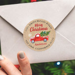 God jul Vintage Red Lastbil Adress säl i Runt Klistermärke<br><div class="desc">Vintagen Red lastbil lastad med Julgranar ger era kuvert en känsla av tradition och helgdag. De här etiketterna är idealiska för att försegla julkort,  partiinbjudningar eller paket under julhelgen. Anpassa etiketterna med hjälp av Zazzles designmeddelande verktyg för att inkludera ditt namn,  adress eller ett helgdag för personlig.</div>