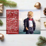 God jul Vintage Red Watercolor Photo Julkort<br><div class="desc">Skicka dina semesterhälsningar i stil med det här kortet med en vintage-typografi och orden "Vi önskar dig en God jul och en Gott nytt år" mot en röd vattenfärgsbakgrund. Lägg till fotot och namn på framsidan. Anpassa ytterligare på baksidan genom att lägga till ditt eget meddelande/julklapp brev, första namn och...</div>