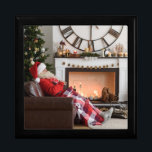 God jul Warm och Mysigt Fireplace Santa Minnesask<br><div class="desc">Den här helgdagarnas design har Jultomten som vilar bredvid en kamera och Julgran. Designad för dig av Evco Helgdagars www.zazzle.com/store/evcoholidays #christmas #helgdagars #säsong #festive #julafton #trendig #tagenbox #presentbox förpacking #party #stil #christmasparty #gifts #snyggt #elegant #modern # #vinter#trending #popul###designer #designer #bestseller #bestsell</div>