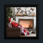 God jul Warm och Mysigt Fireplace Santa Minnesask<br><div class="desc">Den här helgdagarnas design har Jultomten som vilar bredvid en kamera och Julgran. Designad för dig av Evco Helgdagars www.zazzle.com/store/evcoholidays #christmas #helgdagars #säsong #festive #julafton #trendig #tagenbox #presentbox förpacking #party #stil #christmasparty #gifts #snyggt #elegant #modern # #vinter#trending #popul###designer #designer #bestseller #bestsell</div>