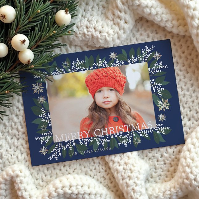 God jul White Berries Foliage Snöflingor Julkort (Merry Christmas White Berries Foliage Snowflakes Holiday Card)