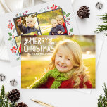 God jul White Overlay Photo Collage Julkort<br><div class="desc">Det klassiska fotokortet för skogslandet stil helgdag har en dubbelsidig utformning med fyra (4) foton, ett vitt "God jul" överlägg med anpassningsbar och illustrationer av löv, bär, poinsettias, gräs träd grenar och en handbok som ramar de bilder som visas på kortets baksida. Bakgrunden har ett subtilt utseende med grått sticka....</div>
